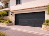 puerta de garaje automática en vivienda residencial en España