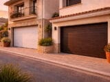 puerta automática moderna instalada en vivienda en España