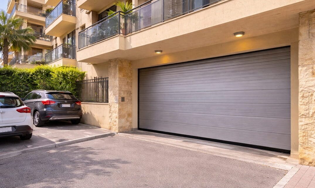 puerta automática de garaje en comunidad de vecinos en Sagunto