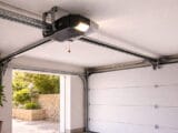 motor automático de puerta de garaje instalado en techo de garaje residencial