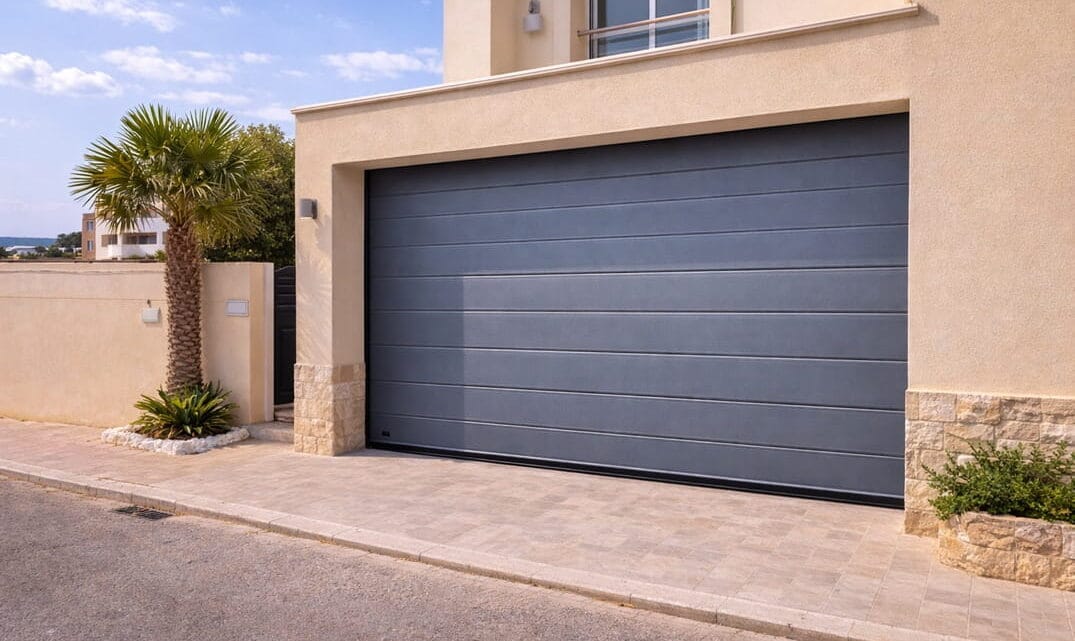 puerta automática de garaje moderna en vivienda en Almenara