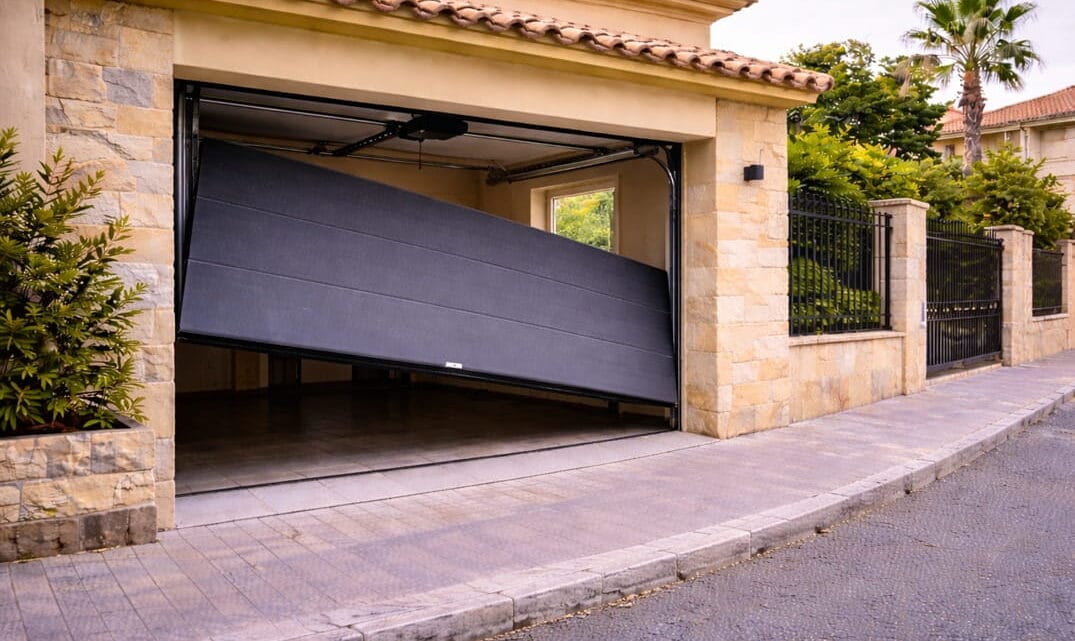 puerta de garaje atascada en vivienda en Sagunto
