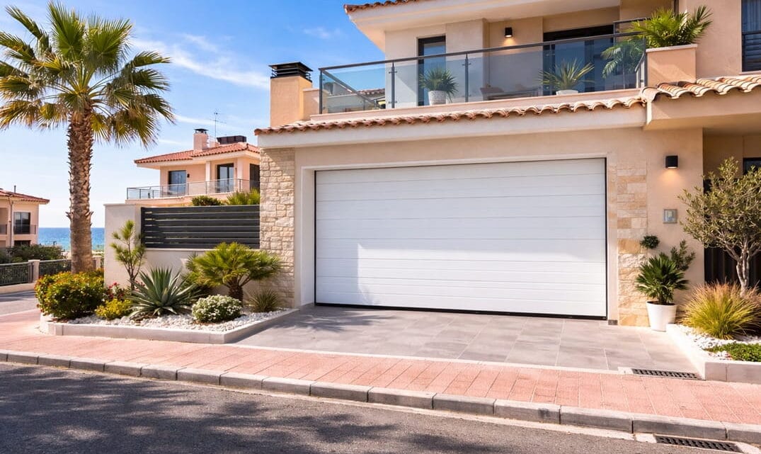 puerta automática de garaje en vivienda cerca de la playa en Canet d'en Berenguer