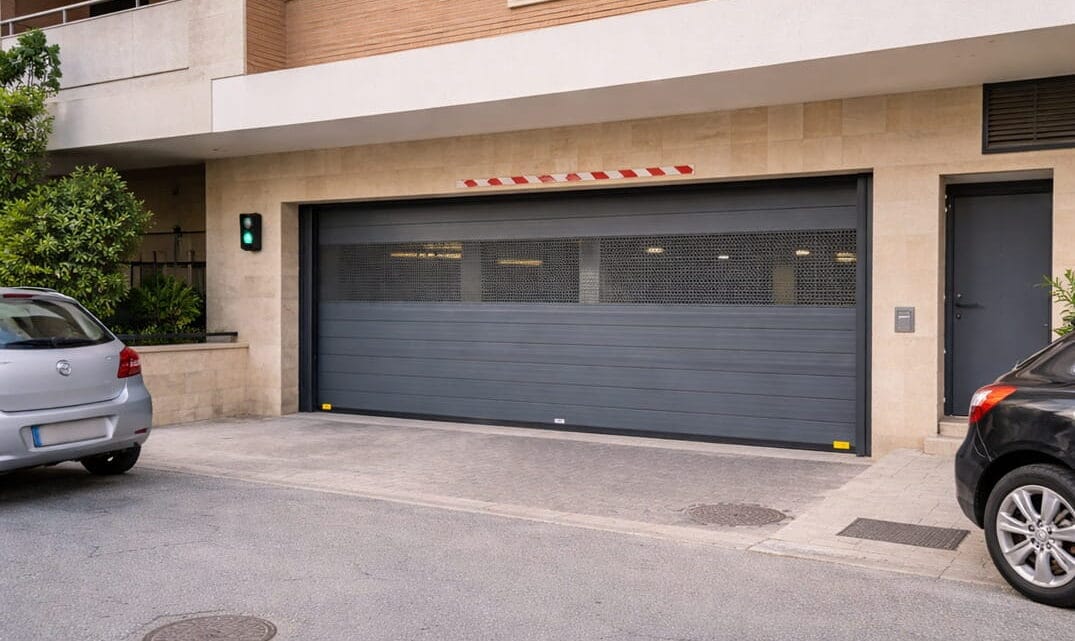 puerta automática de garaje en comunidad de vecinos en Sagunto