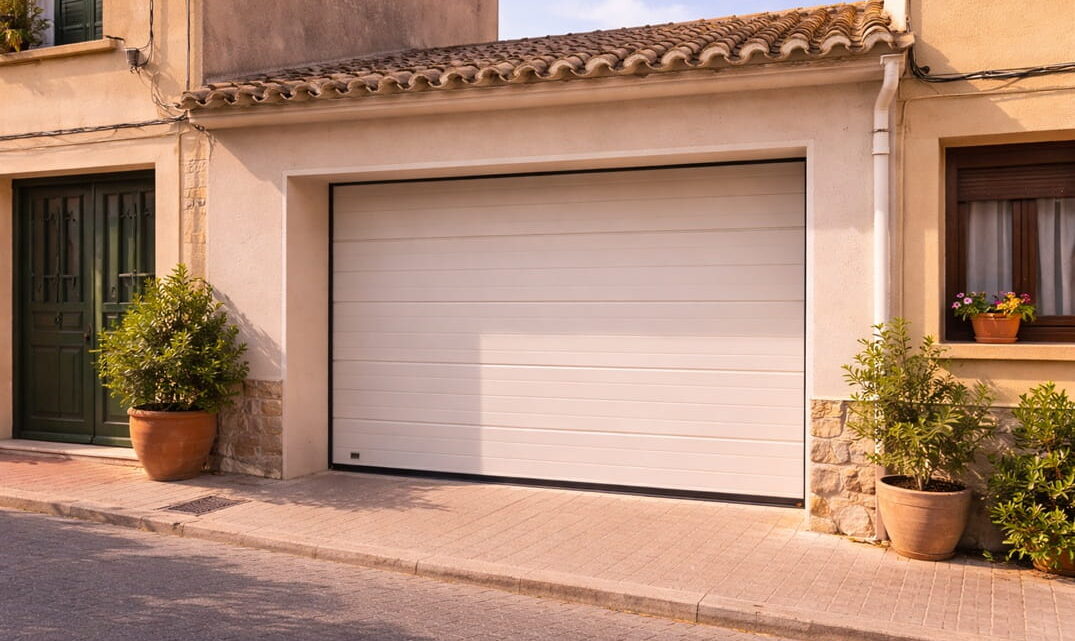 puerta basculante de garaje en vivienda tradicional en Faura