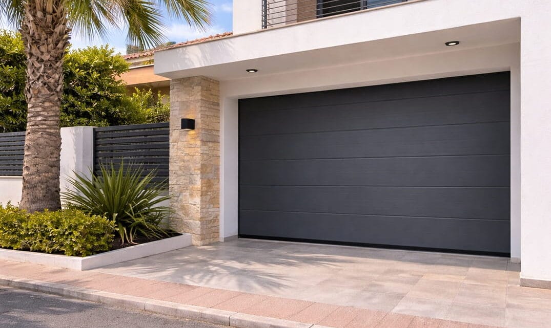 puerta automática de garaje moderna en vivienda en Puerto de Sagunto