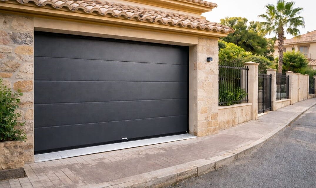 puerta automática de garaje moderna en vivienda de Sagunto
