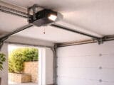puerta automática de garaje en vivienda residencial revisada